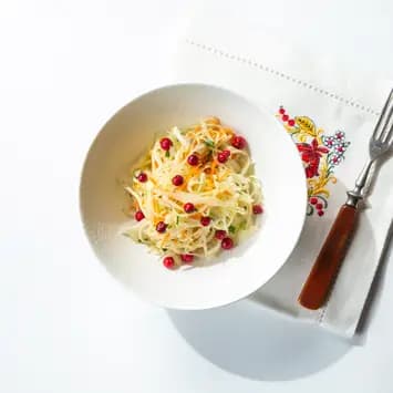 Пикантный салат с капустой и брусникой
