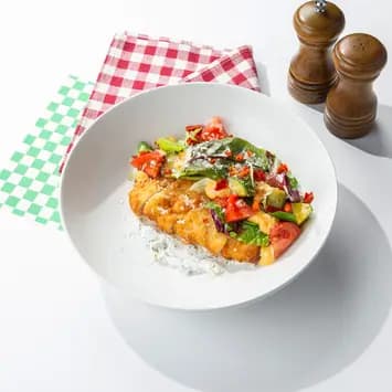 Салат с куриным шницелем, битыми огурцами и кремом фета