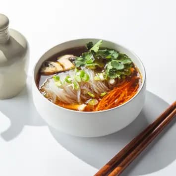 Азиатский суп с цыплёнком, фунчозой, овощами и яйцом