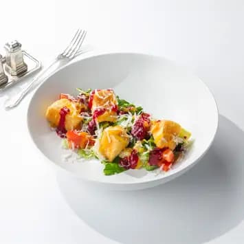 Салат с жареным камамбером и соусом манго