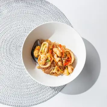 Фунчоза с морепродуктами, овощами и соусом терияки