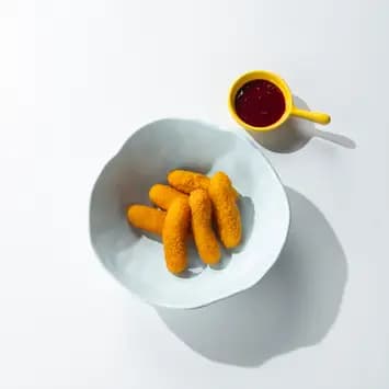 Сырные палочки с брусничным соусом