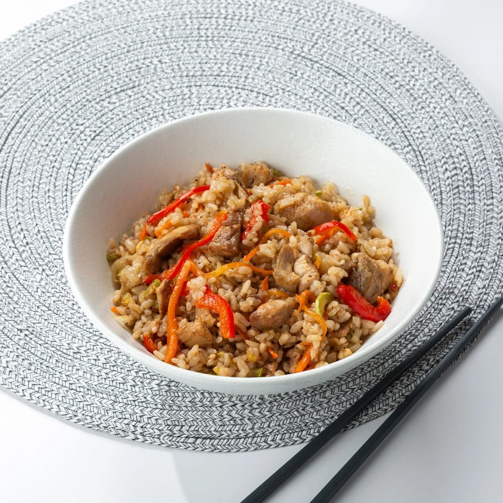 Рис с цыплёнком, овощами и соусом терияки 600 г