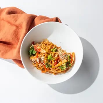 Удон с цыплёнком, овощами и соусом терияки